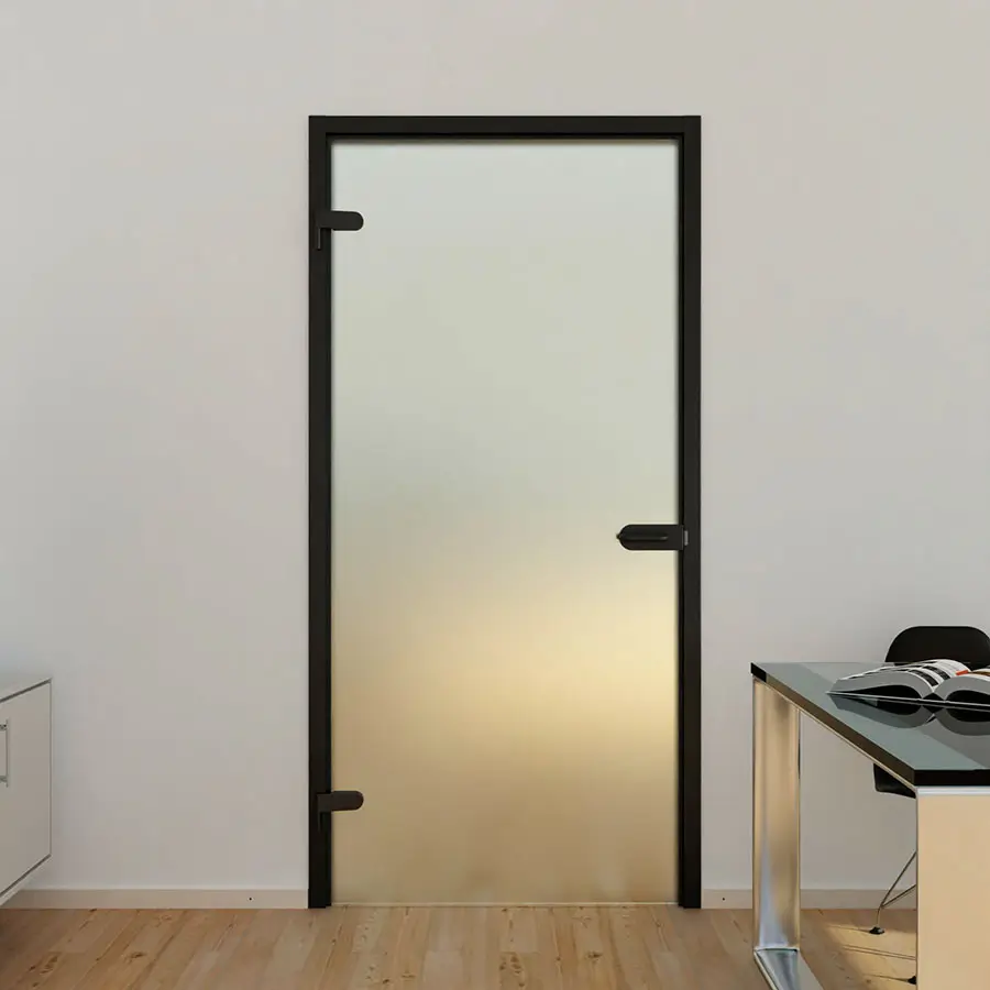 Opdekdeur van mat glas met zwart deurbeslag