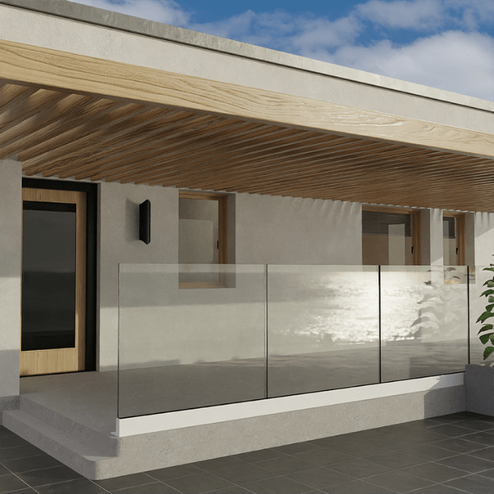 Glazen-balustrade-buiten-wit